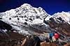Annapurna Sanctuary. Trekkere i Annapurna Sanctuary i 4000 meters h�jde, Nepal ( Scan af KOL1463 )   Himalaya bjergene Nepal Asien  Trek, trekking, bjergvandring, bjergvandrere