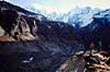 Annapurna Sanctuary. Trekkere i Annapurna Sanctuary i 4000 meters h�jde, Nepal ( Scan af KOL1457 )   Himalaya bjergene Nepal Asien  Trek, trekking, bjergvandring, bjergvandrere