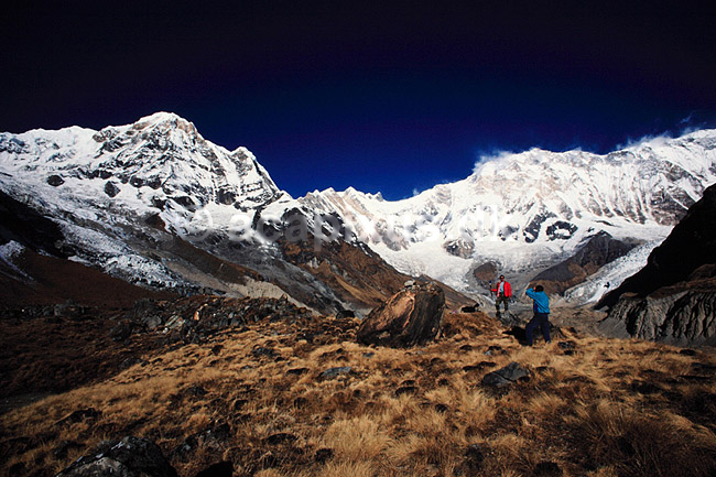 Annapurna Sanctuary. Trekkere i Annapurna Sanctuary i 4000 meters h�jde, Nepal ( Scan af KOL1464 ) ; ; Himalaya bjergene; Nepal; Asien; ; Trek, trekking, bjergvandring, bjergvandrere