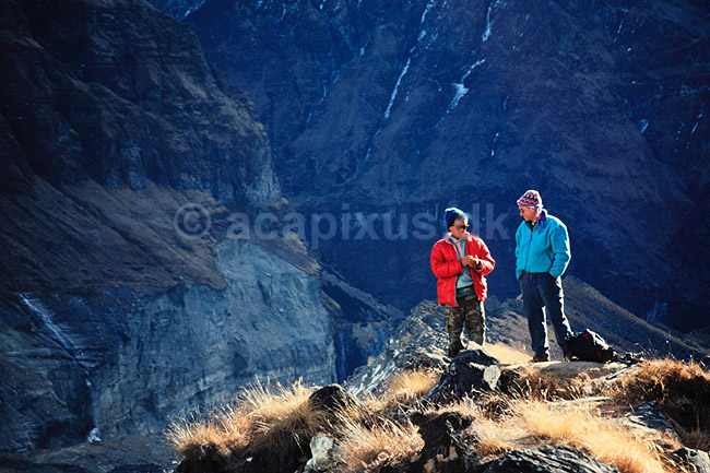 Annapurna Sanctuary. Trekkere i Annapurna Sanctuary i 4000 meters h�jde, Nepal ( Scan af KOL1462 ) ; ; Himalaya bjergene; Nepal; Asien; ; Trek, trekking, bjergvandring, bjergvandrere