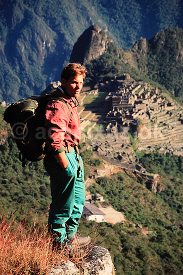 Inca Trail. Trekker p� Inca Trail I baggrunden Machu Picchu ( Scan af KOL2050 ) ; ; Inca Trail / Cuzco; Peru; Sydamerika; ; Trek, trekking, bjergvandring, bjergvandrere