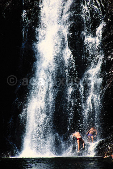 Vandfaldsbrusebad. Turister bader under Wangi vandfaldet Litchfield NP, Australien ( Scan af KOL2879 ) ; ; Litchfield NP / Northern Territory; Australien; Australien; ; 