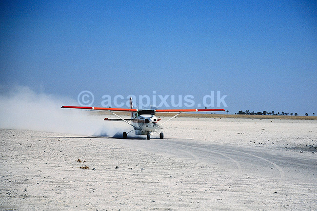Bushflyver. Bushflyver ankommer med turister til Jacks Camp i Makgadikgadi Pans ( Scan af KOL3622 ) ; ; Makgadikgadi Pans; Botswana; Afrika; ; Propelfly, �rken, transport, turisme, safari
