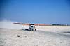 Bushflyver. Bushflyver ankommer med turister til Jacks Camp i Makgadikgadi Pans ( Scan af KOL3622 )   Makgadikgadi Pans Botswana Afrika  Propelfly, �rken, transport, turisme, safari