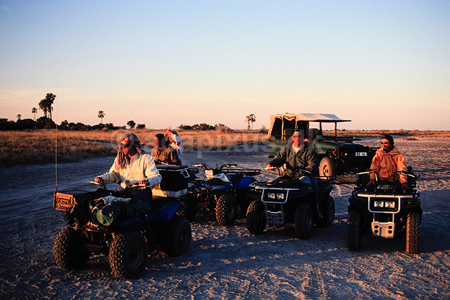 Quadbikes. Safari turister p� quadbikes i Makgadikgadi Pans, Botswana ( Scan af KOL3633 ) ; ; Makgadikgadi Pans; Botswana; Afrika; ; Turisme, safari