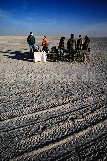 Morgenbord. Safari turister med morgenbordet i Makgadikgadi Pans, Botswana ( Scan af KOL3634 ) ; ; Makgadikgadi Pans; Botswana; Afrika; ; Turisme, safari