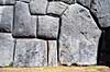 Sacsayhuaman. Sacsayhuaman, detaillie af mur Inca ruin, kasserne for soldater ( Scan af KOL1897 )   Cuzco Peru Sydamerika  Inka, inkaer, incaer, byggeteknik
