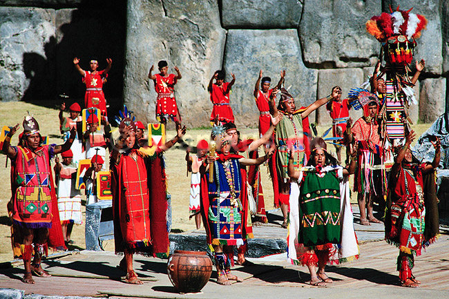 Inti Raimi festivallen. Inti Raimi festivallen - Pr�sterne hylder solen ( Scan af KOL1970 ) ; ; Sacsayhuaman / Cuzco; Peru; Sydamerika; ; Inca, inka, inkaer, incaer
