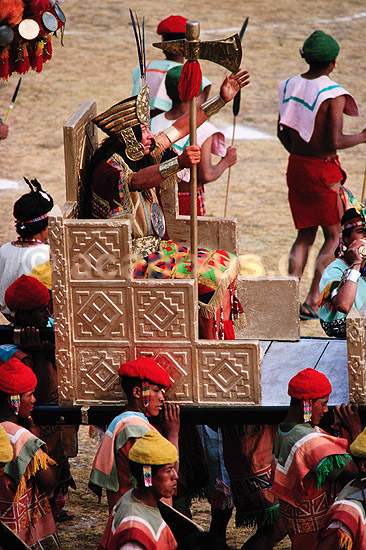 Inti Raimi festivallen. Inti Raimi festivallen - Inka'en b�res bort ( Scan af KOL1976 ) ; ; Sacsayhuaman / Cuzco; Peru; Sydamerika; ; Inca, inka, inkaer, incaer