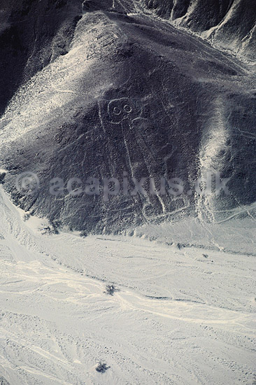 Nazca linier. Nazca linier - Astronaut - Preinca figurer i �rken, funktion endnu diskutabel. Dannet ved at m�rke sten p� overfladen er flyttet til siden. ( Scan af KOL1869 ) ; ; Nazca; Peru; Sydamerika; ; Nazcalinerne, luftfoto