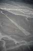 Nazca linier. Nazca linier - Triangel - Preinca figurer i �rken, funktion endnu diskutabel. Dannet ved at m�rke sten p� overfladen er flyttet til siden. ( Scan af KOL1867 )   Nazca Peru Sydamerika  Nazcalinerne, luftfoto