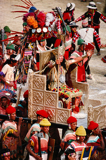 Inti Raimi festivallen. Inti Raimi festivallen - Inka'en b�res bort ( Scan af KOL1974 ) ; ; Sacsayhuaman / Cuzco; Peru; Sydamerika; ; Inca, inka, inkaer, incaer