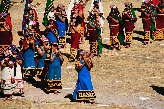 Inti Raimi festivallen. Inti Raimi festivallen - Kvinder bringer offergaver ( Scan af KOL1977 ) ; ; Sacsayhuaman / Cuzco; Peru; Sydamerika; ; Inca, inka, inkaer, incaer