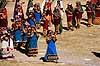 Inti Raimi festivallen. Inti Raimi festivallen - Kvinder bringer offergaver ( Scan af KOL1977 )   Sacsayhuaman / Cuzco Peru Sydamerika  Inca, inka, inkaer, incaer