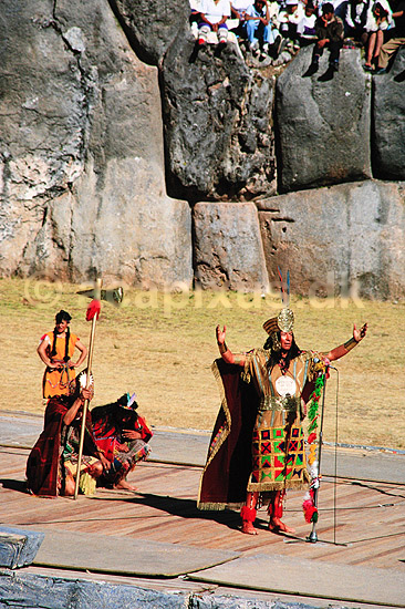 Inti Raimi festivallen. Inti Raimi festivallen - Inka'en hylder solen ( Scan af KOL1973 ) ; ; Sacsayhuaman / Cuzco; Peru; Sydamerika; ; Inca, inka, inkaer, incaer