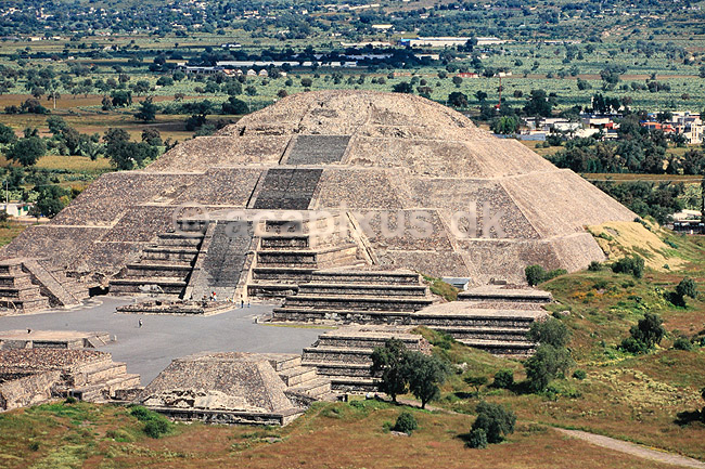Teotihuacan. Teotihuacan - M�nepyramiden set fra Solpyramiden ( Scan af KOL6683 ) ; ; Teotihuacan; Mexico; Nordamerika; ; M�nepyramide, pyramide, pyramider, UNESCO World Heritage Site