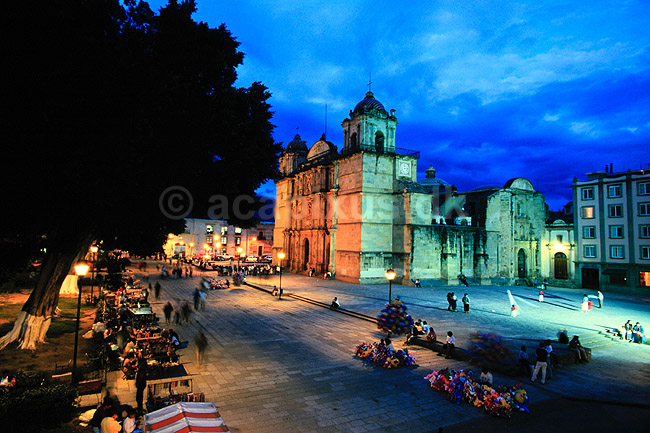 Oaxaca. Kirken La Catedral og tv. Alameda de Le�n parken i Oaxaca ( Scan af KOL6853 ) ; ; Oaxaca / Oaxaca; Mexico; Nordamerika; ; 