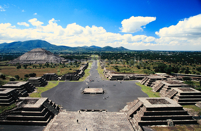 Teotihuacan. Teotihuacan - Plaza de la Luna og i baggrunden Solpyramiden ( Scan af KOL6687 ) ; ; Teotihuacan; Mexico; Nordamerika; ; Solpyramide, pyramide, pyramider, UNESCO World Heritage Site