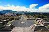 Teotihuacan. Teotihuacan - Plaza de la Luna og i baggrunden Solpyramiden ( Scan af KOL6687 )   Teotihuacan Mexico Nordamerika  Solpyramide, pyramide, pyramider, UNESCO World Heritage Site