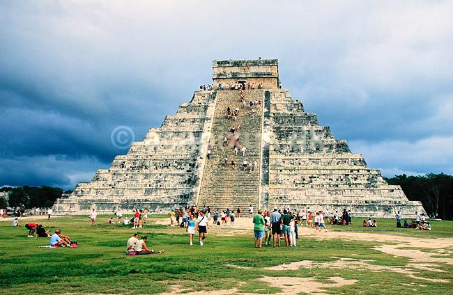 Chich�n Itz�. Maya ruiner ved Chich�n Itz� - El Castillo (Pyramid of Kukulc�n) ( Scan af KOL6862 ) ; ; Chich�n Itz� / Chiapas; Mexico; Nordamerika; ; Mayaerne