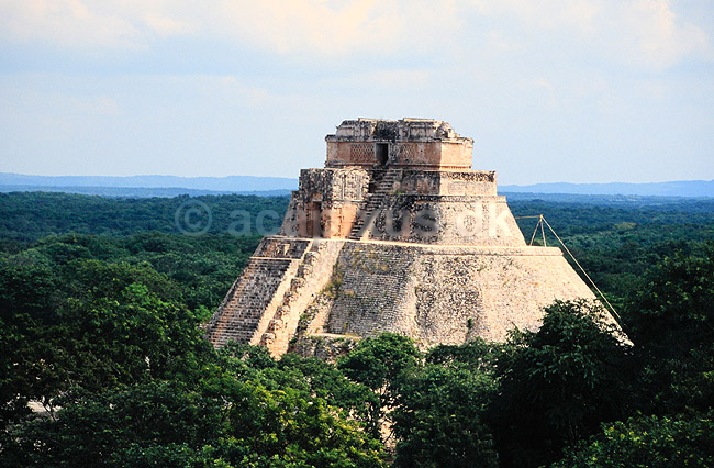 Uxmal. Maya ruiner ved Uxmal - Pyr�mide del Adivino (Pyramid of the Magician) ( Scan af KOL6861 ) ; ; Uxmal / Chiapas; Mexico; Nordamerika; ; Mayaerne