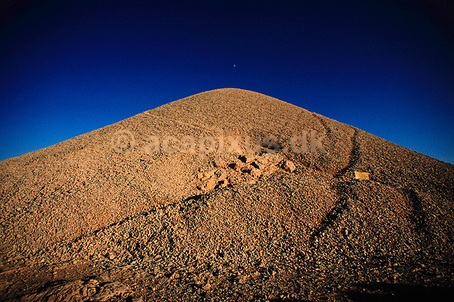 Mt Nemrut. Den 50 meter h�je centrale stenh�j. Kong Anthiochus' gravplads ( Scan af KOL732 ) ; ; Mount Nemrut; Tyrkiet; Asien; ; Mount Nemrud, Nemrut Da?, Nemrut Da??