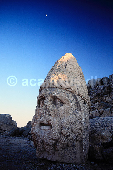 Kong Antiochus I Epihanes. Statue angiveligt forestillende Kong Antiochus I Epihanes som regerede Commagene kongeriget fra 64 - 32 f.v.t. og byggede Nemrut Templet som gravplads for sig selv. ( Scan af KOL273 ) ; ; Mount Nemrut; Tyrkiet; Asien; ; Mount Nemrud, Nemrut Da?, Nemrut Da??