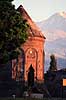 D�ner K�mbet. D�ner K�mbet (Revolving Tomb) I baggrunden Mt Erciyes D�ner K�mbet bygget i �r 1276 ( Scan af KOL741 )   Kayseri Tyrkiet Asien  