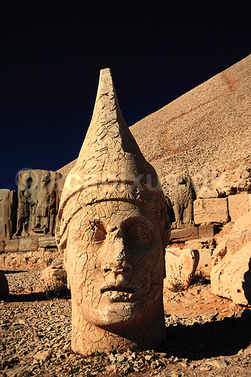 Apollon p� Mt Nemrut. 2 meter h�jt Apollon hoved p� Mt Nemrut Templet's vestside ( Scan af KOL726 ) ; ; Mount Nemrut; Tyrkiet; Asien; ; Mount Nemrud, Nemrut Da?, Nemrut Da??