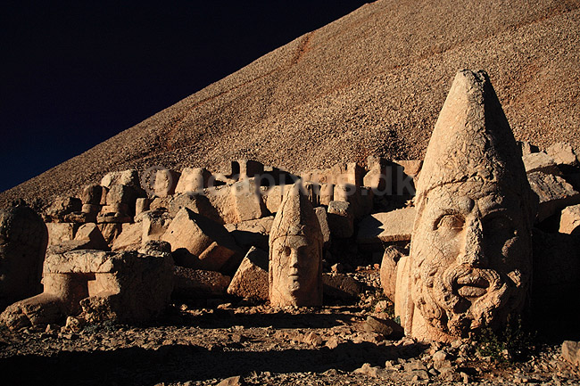 Kong Antiochus I Epihanes. Figur th: Kong Anthiochus I Epihanes. Mt Nemrut Templet's vestside ( Scan af KOL728 ) ; ; Mount Nemrut; Tyrkiet; Asien; ; Mount Nemrud, Nemrut Da?, Nemrut Da??