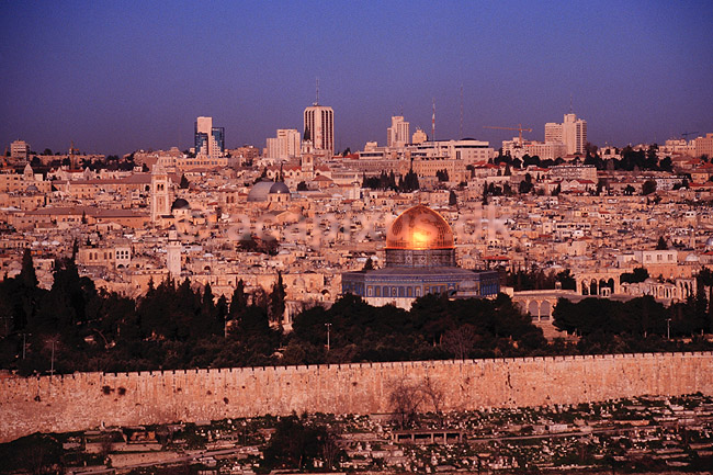 Tempel Bjerget. Haram Ash-Sharif / Tempel Bjerget med Dome of the Rock set fra Mount of Olives ( Scan af KOL5169 ) ; ; Jerusalem; Israel; Asien; ; Islam, moskeer