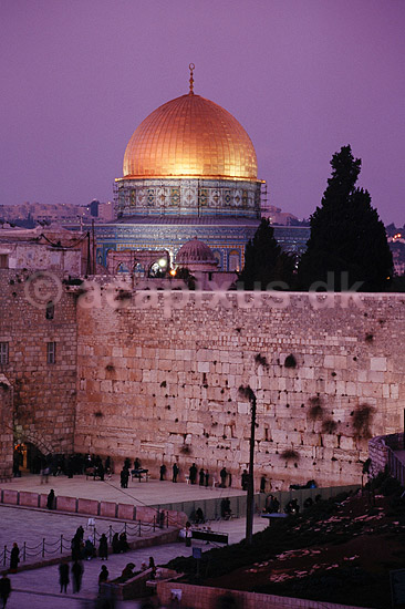 Gr�demuren og Klippemoskeen. Gr�demuren foran Dome of the Rock p� Haram Ash-Sharif / Tempel Bjerget ( Scan af KOL5181 ) ; ; Jerusalem; Israel; Asien; ; Islam, moskeer