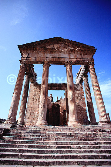 Dougga. Kapitolium - Den romerske by Dougga - �r 166 e.Kr. ( Scan af KOL979 ) ; ; Dougga; Tunesien; Afrika; ; Romerriget