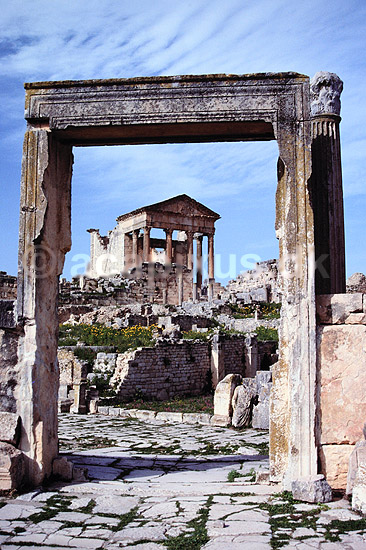 Dougga. Kapitolium - Den romerske by Dougga - �r 166 e.Kr. ( Scan af KOL984 ) ; ; Dougga; Tunesien; Afrika; ; Romerriget