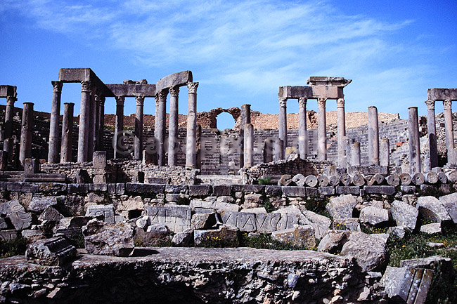 Dougga. Teateret - Den romerske by Dougga - Bygget �r 166-169. ( Scan af KOL976 ) ; ; Dougga; Tunesien; Afrika; ; Romerriget