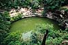 Cenote Sagrado. Chich�n Itz� - Maya ruiner Den hellige Cenote anvendt til menneske ofringer ( Scan af KOL6809 )   Chich�n Itz� / Yucat�n Mexico Nordamerika  Mayaer