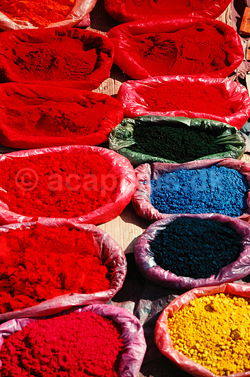 Farver. Farver til hindu kasteplet - Pashupatinath, Kathmandu, Nepal ( Scan af KOL1563 ) ; ; Kathmandu; Nepal; Asien; ; R�d, bl�, gul, farve,  farvepulver