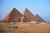 Giza pyramiderne. Kameler foran Giza pyramiderne. Fra venstre Mycerinus, Chephren og Cheops ( Scan af KOL90 )   Giza / Cairo Egypten Afrika  Pyramide, pyramider