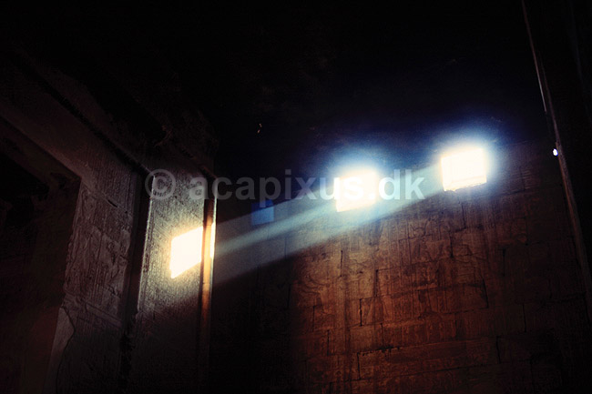 Horus Tempel. Horus Tempel - Lysstr�ler i templets forkammer - Horus tempel er dediceret Horus ( Scan af KOL133 ) ; ; Edfu; Egypten; Afrika; ; 