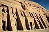 Abusimbel. Hathor Templet i AbuSimbel - Fire figurer af RamsesII og to af hans favorit-hustru Dronning Nefertari. Templet er dediceret Hathor. ( Scan af KOL156 )   Abu Simbel Egypten Afrika  