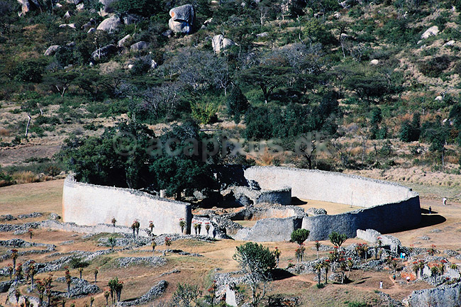 Great Zimbabwe. Great Zimbabwe - Great Enclosure set fra Hill Complex - Ordet Zimbabwe betyder stenhus p� shona. ( Scan af KOL3594 ) ; ; Great Zimbabwe / Masvingo; Zimbabwe; Afrika; ; Zimbabwe er opkaldt efter ruinerne