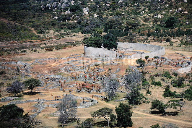 Great Zimbabwe. Great Zimbabwe - Great Enclosure set fra Hill Complex - Ordet Zimbabwe betyder stenhus p� shona. ( Scan af KOL3590 ) ; ; Great Zimbabwe / Masvingo; Zimbabwe; Afrika; ; Zimbabwe er opkaldt efter ruinerne