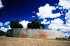 Great Zimbabwe. Great Zimbabwe - Ydermuren af Great Enclosure - Ordet Zimbabwe betyder stenhus p� shona. ( Scan af KOL3598 )   Great Zimbabwe / Masvingo Zimbabwe Afrika  Zimbabwe er opkaldt efter ruinerne