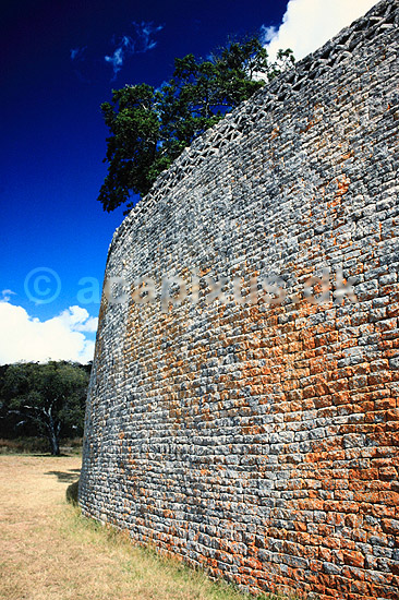 Great Zimbabwe. Great Zimbabwe, Great Enclosure - Chevron m�nster p� ydermuren - Ordet Zimbabwe betyder stenhus p� shona. ( Scan af KOL3601 ) ; ; Great Zimbabwe / Masvingo; Zimbabwe; Afrika; ; Zimbabwe er opkaldt efter ruinerne