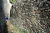 Great Zimbabwe. Great Zimbabwe, Great Enclosure - Turist imellem inder- og ydermur - Ordet Zimbabwe betyder stenhus p� shona. ( Scan af KOL3604 )   Great Zimbabwe / Masvingo Zimbabwe Afrika  Zimbabwe er opkaldt efter ruinerne