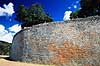 Great Zimbabwe. Great Zimbabwe, Great Enclosure - Chevron m�nster p� ydermuren - Ordet Zimbabwe betyder stenhus p� shona. ( Scan af KOL3600 )   Great Zimbabwe / Masvingo Zimbabwe Afrika  Zimbabwe er opkaldt efter ruinerne