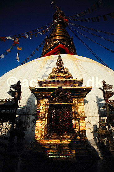 Swayambhunath. Swayambhunath stupaen i Swayambhunath, Kathmandu ( Scan af KOL1420 ) ; ; Kathmandu; Nepal; Asien; ; Buddha, buddhisme, stupa