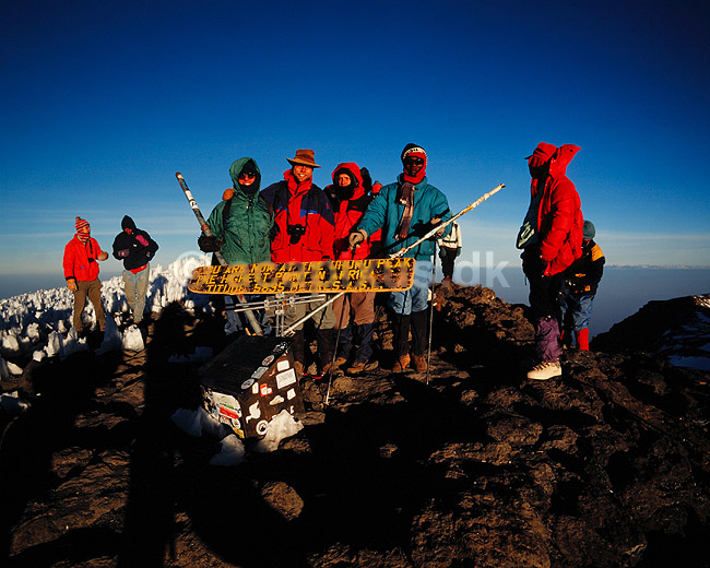 Bjergbestigere p� Mt Kilimanjaro. Bjergbestigere p� Mt Kilimanjaro ved toppen ved Uhuru Peak i 5895 m. ( Scan af KOL5840 ); ; Mt. Kilimanjaro NP; Tanzania; Afrika; ; Bjergbestigning, safari, turisme, vandreture, trekking