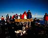 Bjergbestigere p� Mt Kilimanjaro. Bjergbestigere p� Mt Kilimanjaro ved toppen ved Uhuru Peak i 5895 m. ( Scan af KOL5841 )  Mt. Kilimanjaro NP Tanzania Afrika  Bjergbestigning, safari, turisme, vandreture, trekking