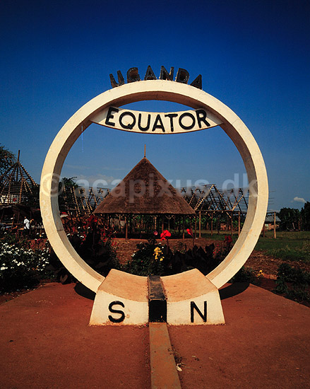 Equator. �kvator monument ( Scan af KOL5824 ); ; ; Uganda; Afrika; ; syd og nord, jorden, halvkugler